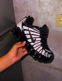 Nike Shox XL Camaleón "Black/White"