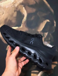 On Cloudmonster Negros "Total Black"