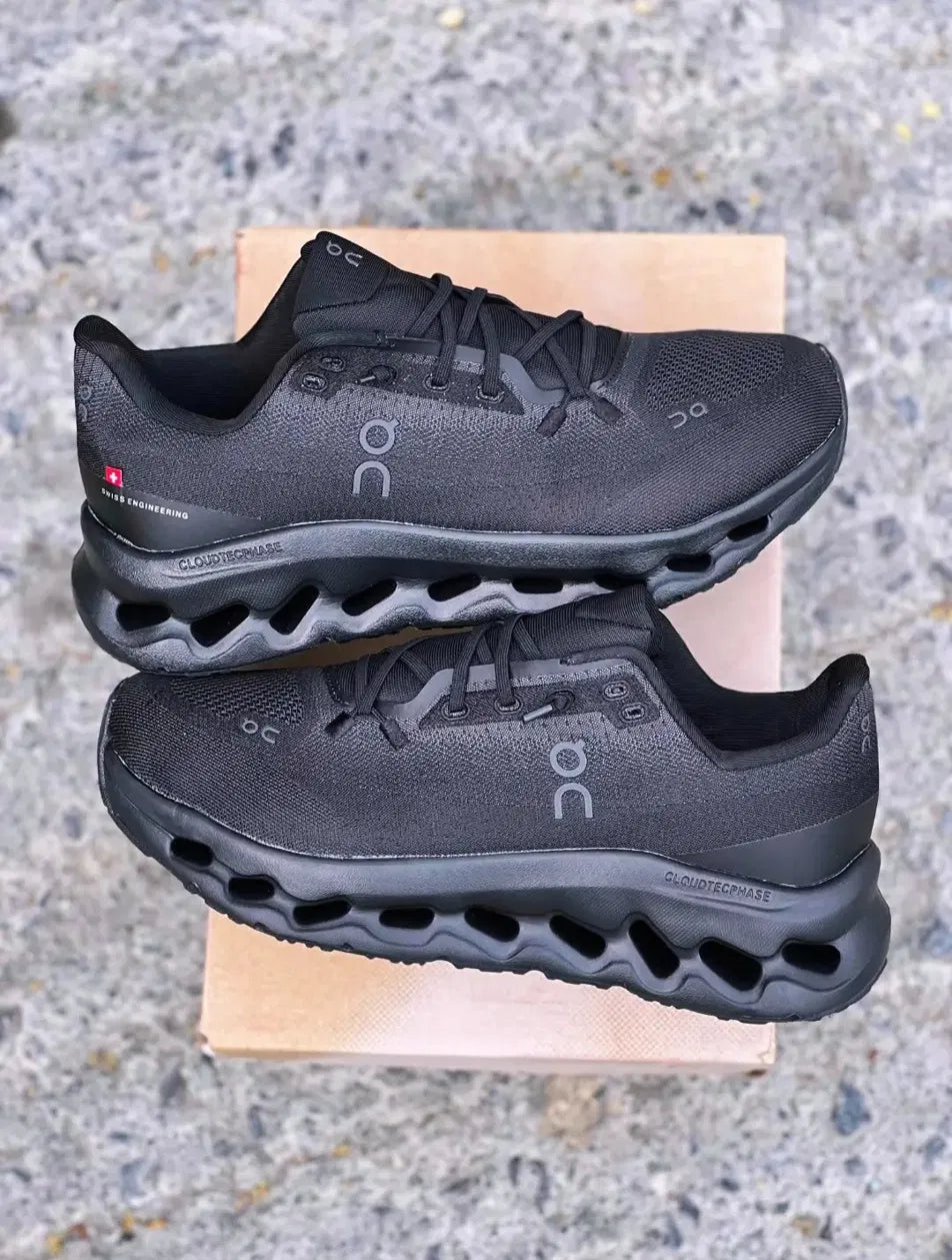 On Cloudmonster Negros "Total Black"