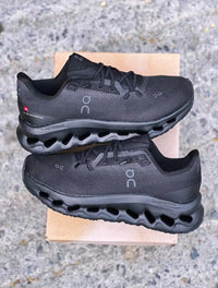 On Cloudmonster Negros "Total Black"