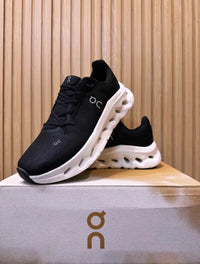 On Cloudmonster Negros "Black/White"