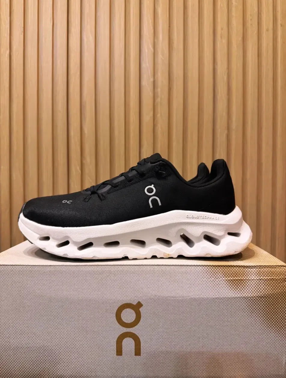 On Cloudmonster Negros "Black/White"