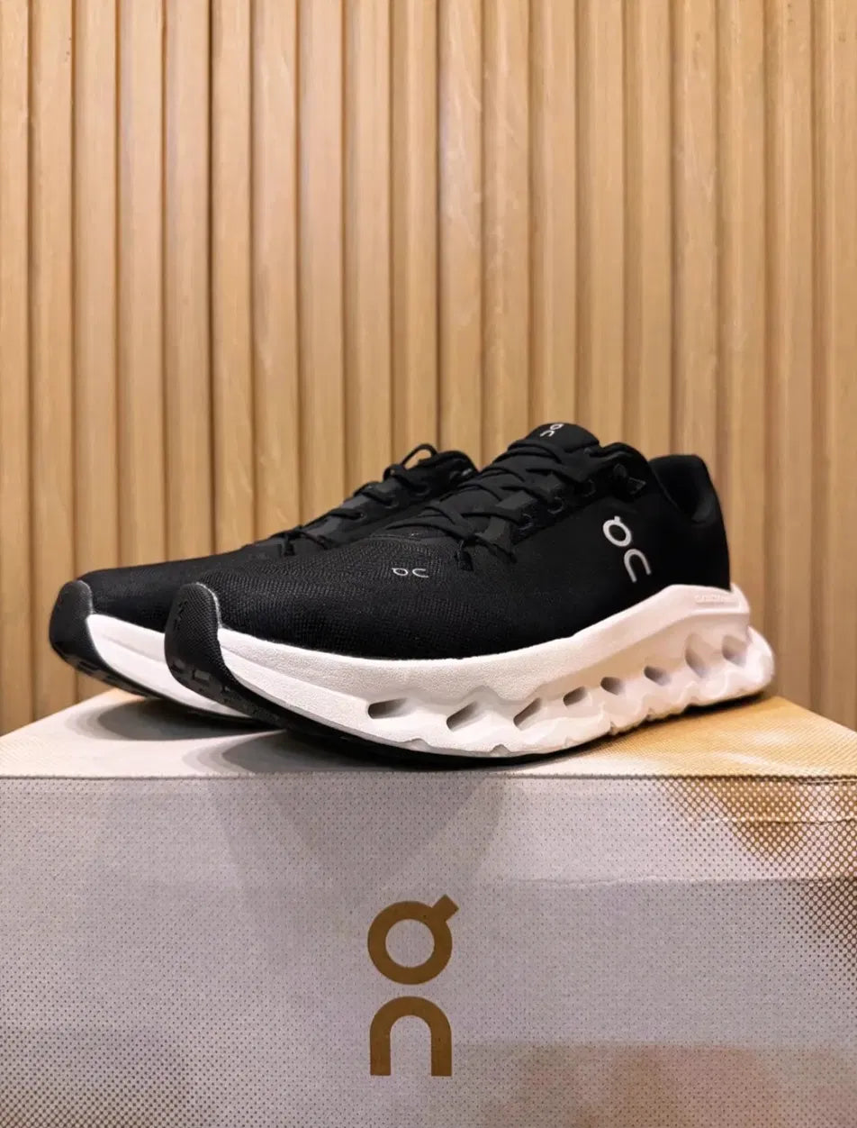 On Cloudmonster Negros "Black/White"